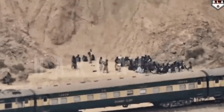 Tren deturnat în Pakistan: Pasagerii descriu scene apocaliptice