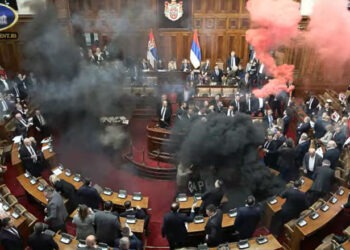 Haos în Parlamentul Serbiei: Fumigene și Sticle Aruncate în Plen