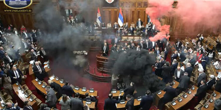 Haos în Parlamentul Serbiei: Fumigene și Sticle Aruncate în Plen