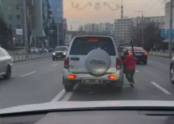 Copil filmat făcând slalom printre mașini pe o stradă aglomerată din Capitală