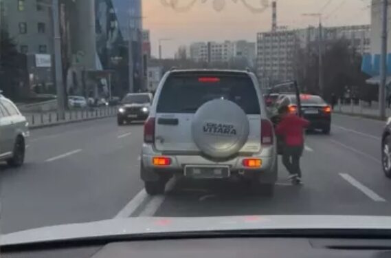 Copil filmat făcând slalom printre mașini pe o stradă aglomerată din Capitală