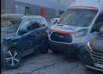 Accident matinal în Chișinău între o ambulanță și un automobil
