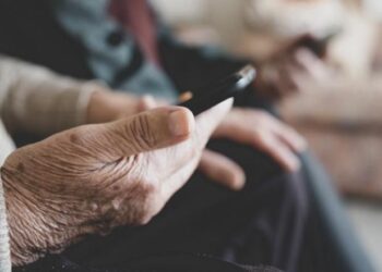 Tineri voluntari ajută vârstnicii să învețe să folosească telefoanele mobile și internetul