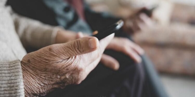 Tineri voluntari ajută vârstnicii să învețe să folosească telefoanele mobile și internetul