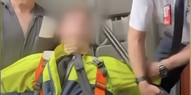 Australia: un adolescent s-a urcat într-un avion cu o pușcă și cu muniție, dar a fost imobilizat de pasageri