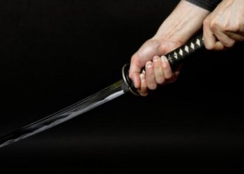 Femeie atacată cu sabie de fiul său în Costești