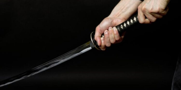 Femeie atacată cu sabie de fiul său în Costești