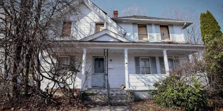 Un bărbat ținut captiv 20 de ani de mama vitregă a evadat folosind dezinfectant de mâini și hârtie