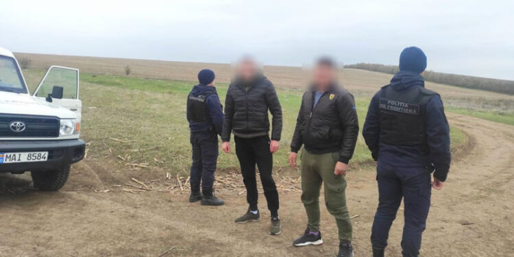 Doi cetățeni ucraineni reținuți pentru trecerea ilegală a frontierei în Moldova
