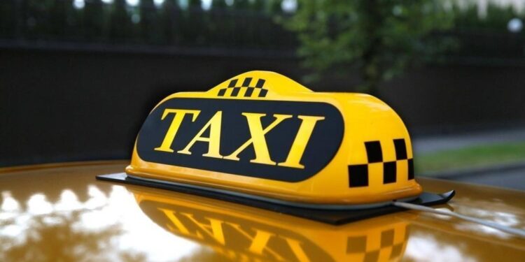 Bărbat condamnat la 10 ani de închisoare pentru amenințarea unui taximetrist cu cuțitul