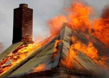 Locuință din Cahul cuprinsă de flăcări. Proprietara, rănită ușor
