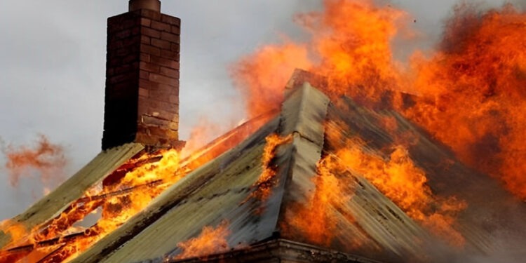 Locuință din Cahul cuprinsă de flăcări. Proprietara, rănită ușor