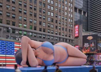 Kim Kardashian „uriașă” în Times Square: Reacții la o campanie publicitară îndrăzneață
