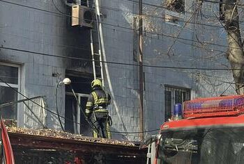 Incendiu în centrul capitalei: pompierii continuă intervenția