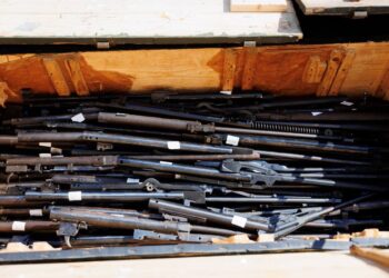 Mii de arme periculoase, eliminate din circuit prin topire