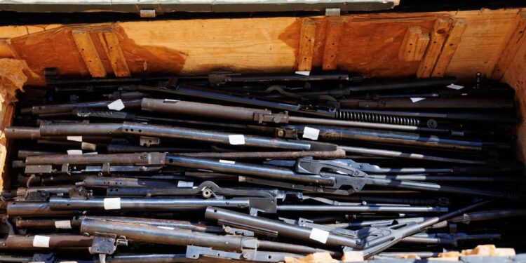 Mii de arme periculoase, eliminate din circuit prin topire