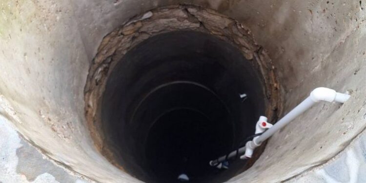 84-летнего мужчину спасли из 14-метрового колодца