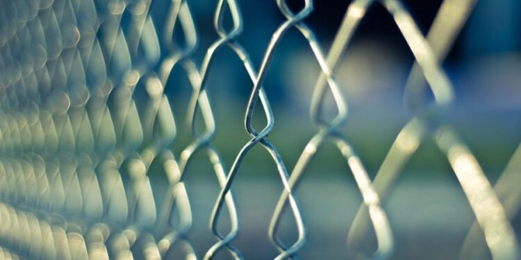 Мужчина приговорен к 9 годам тюрьмы за коррупционные преступления. Он не признает свою вину