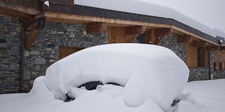 Снегопады в Альпах привели к закрытию курортов и лавине во Франции