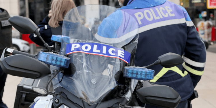 Гражданин Молдовы был задержан в Париже после того, как он ударил ножом двух мужчин и избил третьего