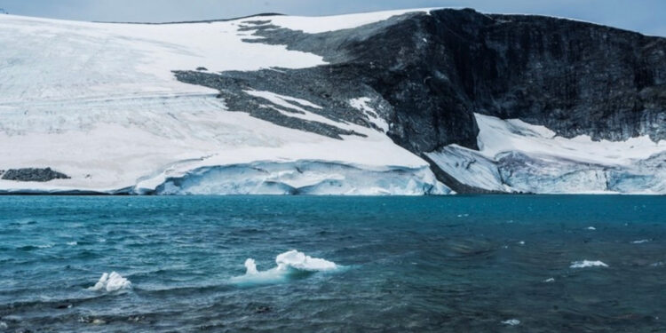 Тающий ледник в Норвегии задумали спасти, посыпав искусственным снегом