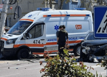 Скорая помощь, срочно везшая пациента в больницу, попала в аварию в Кагуле: пострадали медики и больной