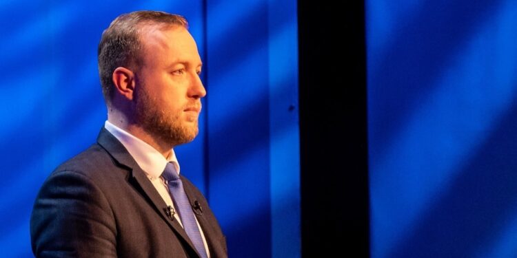 Зарплата более полумиллиона,  8 банковских счетов и дорогие автомобили: Что указано в декларации о доходах главы СИБ | VIDEO