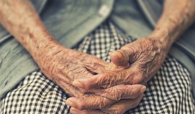 Вместо помощи перед Пасхой убийственный штраф. Истории инвалида в коляске и пенсионера, наказанных за соцпособие из РФ | VIDEO