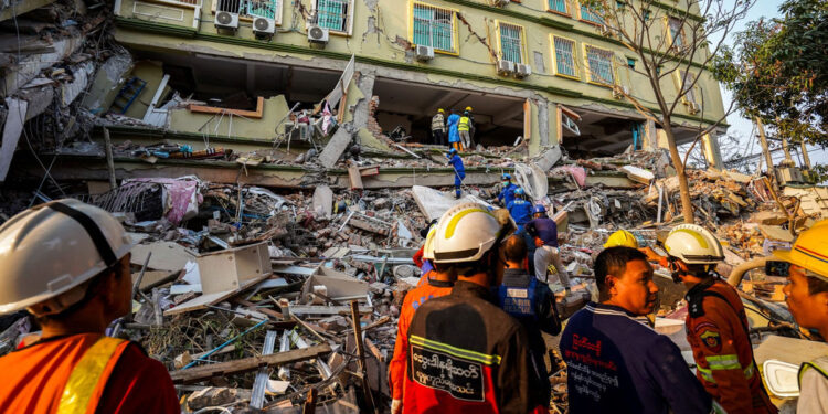 В Мьянме спасли мужчину, который провел под завалами пять дней
