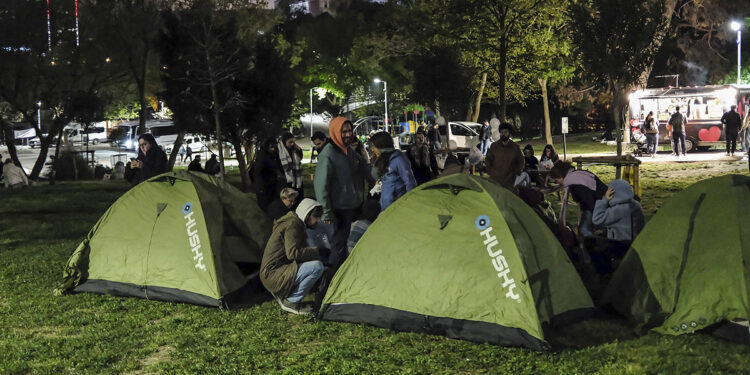 Многие жители Стамбула ночуют под открытым небом, опасаясь землетрясения