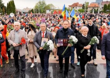 Оппозиция настаивает на том, чтобы Бессмертный полк стартовал с главной площади страны. Правительство не идет на уступки | VIDEO