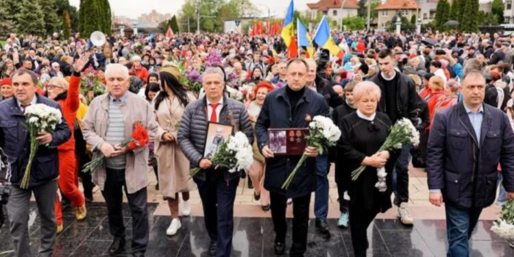 Оппозиция настаивает на том, чтобы Бессмертный полк стартовал с главной площади страны. Правительство не идет на уступки | VIDEO