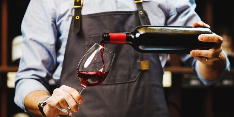 Парижские кафе уличили в подмене вин туристам на более дешевые