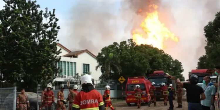 Поднялся столб огня: в Малайзии произошел мощный взрыв на газопроводе, пострадали десятки человек