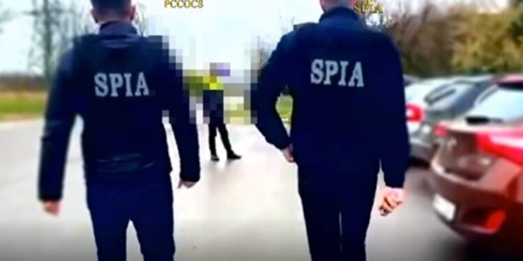Торговля влиянием в Кантемире: полицейский задержан на 72 часа