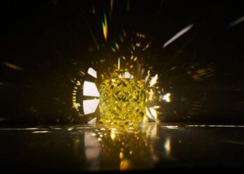 Ювелиры завершили огранку самого крупного бриллианта в истории России