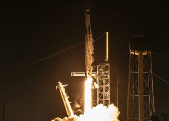 SpaceX запустила на орбиту корабль с первыми космическими туристами