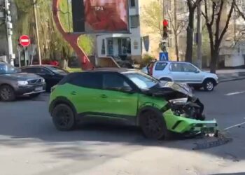Серьезная авария в центре столицы. Один из автомобилей отбросило в грузовик