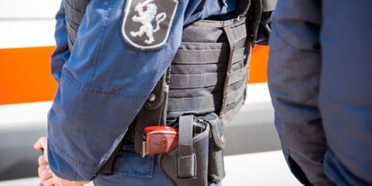 Охранник супермаркета в столице ранен ножом во время попытки ограбления