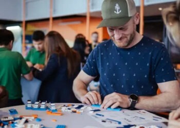 За 116 часов «строительства»: более 1300 сложенных корабликов Lego установили мировой рекорд