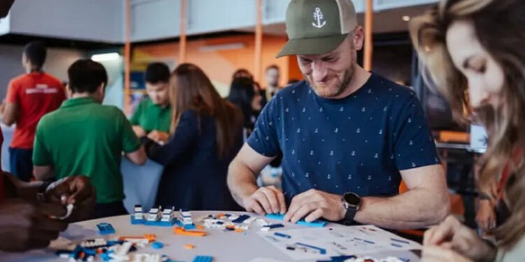 За 116 часов «строительства»: более 1300 сложенных корабликов Lego установили мировой рекорд