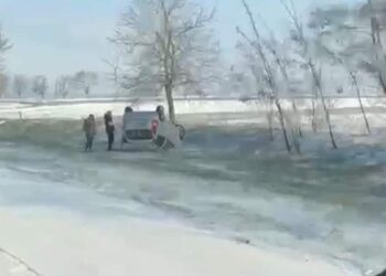 Авария в Единцах: Автомобиль перевернулся из-за скользкой дороги