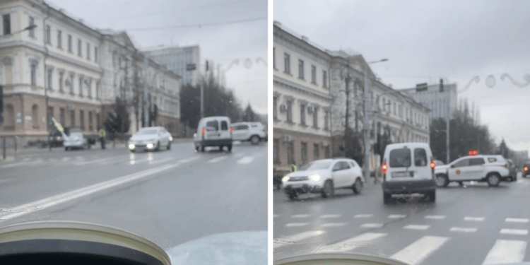 В центре Кишинева водитель сбил дорожный знак