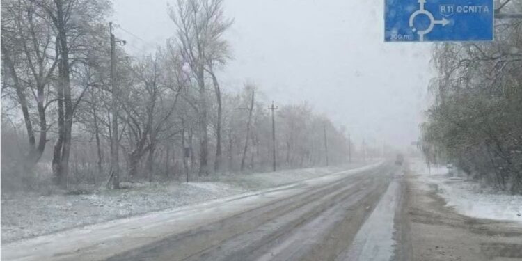 Снег в Сороках, Бричанах, Единцах и Шолданештах. Дорожники рассыпают противогололёдный материал