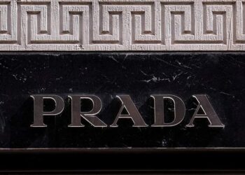 Prada заключила сделку о покупке Versace за $1,4 млрд