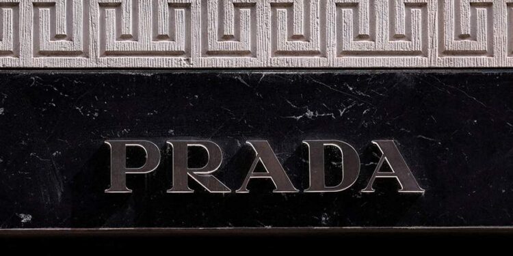 Prada заключила сделку о покупке Versace за $1,4 млрд