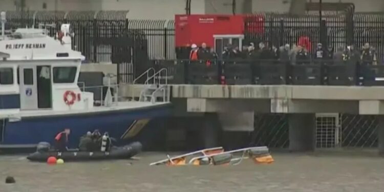 В реку Гудзон близ Манхэттена упал вертолет. В результате крушения погибли топ-менеджер Siemens Агустин Эскобар и члены его семьи