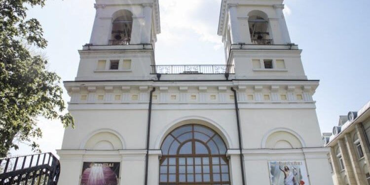 Cărți de condoleanțe și liturghie în memoria Papei Francisc, la Catedrala Catolică din Chișinău