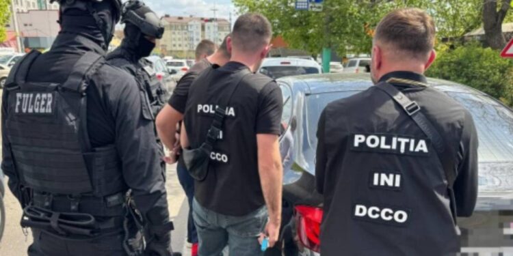 Grup specializat în falsificarea actelor oficiale, destructurat la Chișinău