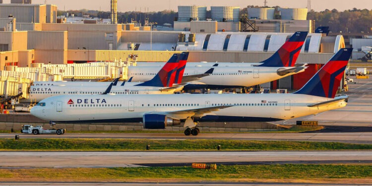 В аэропорту Орландо во Флориде загорелся самолет. Пассажиров эвакуировали